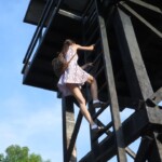 Tonka leze na hlídací věž