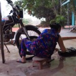 Tahle paní nám opravovala píchlý kolo :)