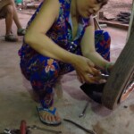 Tahle paní nám opravovala píchlý kolo :)