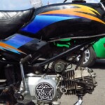 Tuning motorky, nálepka komety sound system