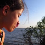 Teď se snaží si strčit jazyk do nosu