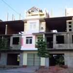 Dostavěný vchod uprostřed nedodělaného baráku :)