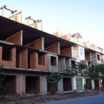 Dostavěný vchod uprostřed nedodělaného baráku :)