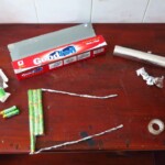 baterie, hliníková folie a kancelářská izolepa