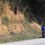 Takových malých dětí s mačetama šplhajících po srázu jsme viděli několik, nezjistili jsme ale, co tam loví