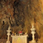 Uvnitř jeskyně. I tady se shovávali lidi před bombardováním