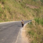 Malá paní, takových běhá po Laosu spousty