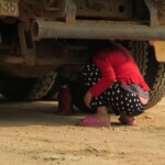 To tak paní v servisu zvedá 12ti tunovej náklaďák panenkou :)