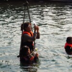 Asiatky s mobilama ve vodě, na pěst