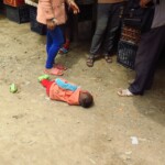 Tohle byla taková sranda. Dítě se válelo v prachu a brečelo a okolo stály tři ženský a smály se tomu. Pak ho teda maminka zvedla (za ruku do vzduchu).