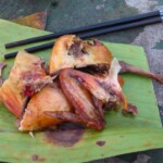 Grilované kuře na palmovém listu