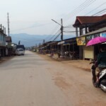 Většina žen a dívek jezdí na motorce s deštníkem (proti slunci)