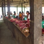 maso na marketu, občas tam zahlídnete i psa (v pozici zboží, ne zákazník)