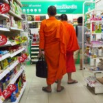 Buddhističtí mniši v Tescu?