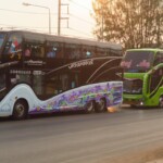 V Thajsku maj krásný autobusy. Mají osvětlenej motorovej prostor barevnýma ledkama
